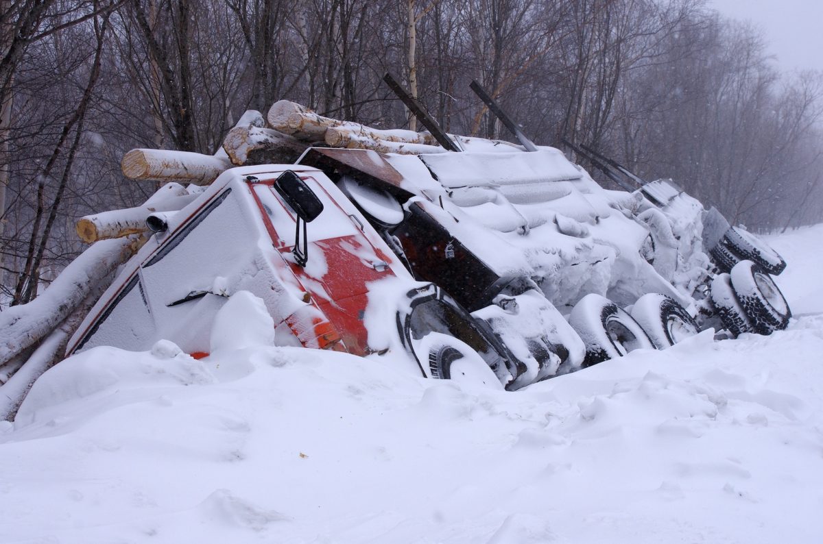 Laster im Schnee umgekippt KFZ Versicherung für Firmenfahrzeuge