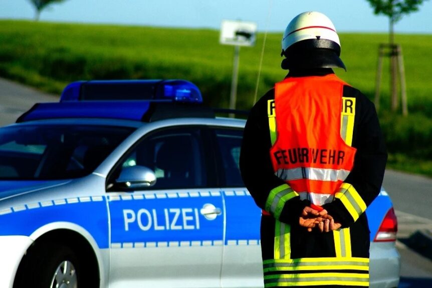Feuerwehrmann vor Polizeiauto Krankenversicherung Dienstunfähigkeitsversicherung Diensthaftpflicht Beamtenanwärter WVK Versicherungen
